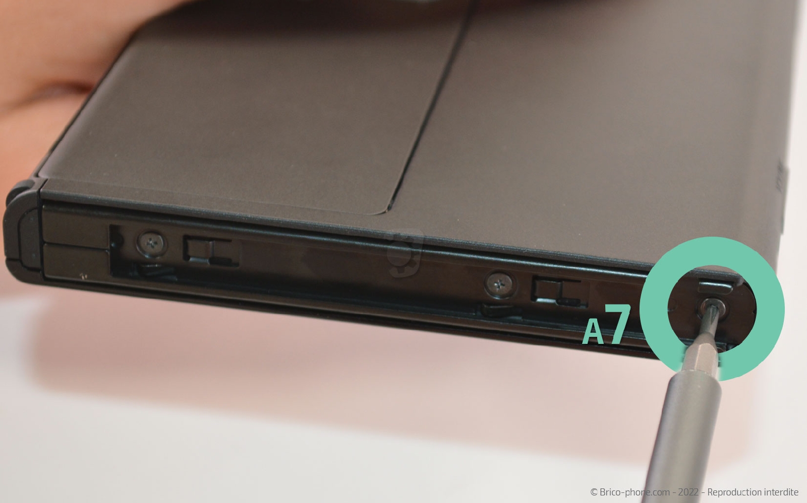 Comment changer la batterie de la Nintendo Switch OLED ? Tuto
